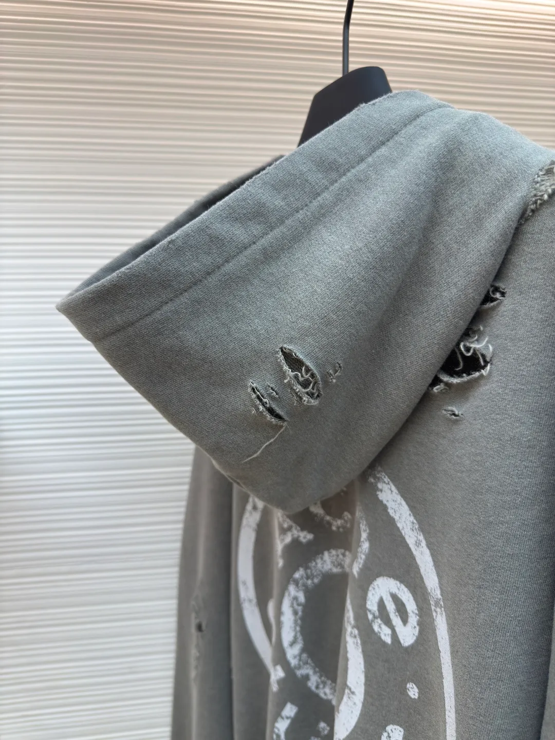 Acne Studios ripped distressed logo zipper jacket ●Authentic product: 4500 purchased and developed ●Item number: 1680387-B35 ●Fabric: Dream double-strand cotton plain fabric ●Technology: Distressed printing ●Version: loose version ●Weight: about 660 grams ●Size: S-M-L-XL ●Description: Customized dream double-strand cotton plain fabric with excellent texture and comfortable skin fit The main color is deep black, which is like the mottled rust on ancient copperware. The unruly soul of AcneStudios is engraved on the chest. The clever integration of hole elements and wanton swaying on the black canvas is a deliberate rebellion and a break away from the shackles of tradition. It is unique in the wave of trends. Glue printing is used. The chest printing is modified three times with the film screen. The glue liquid paint is used to print the pattern on the fabric. The fabric is baked to fix the printed pattern. Many parts of the body of the garment are worn and worn by pure artificial regularity, and hand brush marks are added to the surface of the garment to add texture and depth to imitate the texture of natural wear and tear. The fabrics have been washed to give them a better feel and texture. They are not easy to deform, shrink or fade, and maintain their long-lasting beauty. The overall color is consistent with no color difference. It can be matched with the same style to create a fashionable look, and can be used in various occasions. Customized accessories, complete with three standards, the same style for men and women!